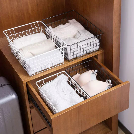 Paniers de rangement en fil métallique.
