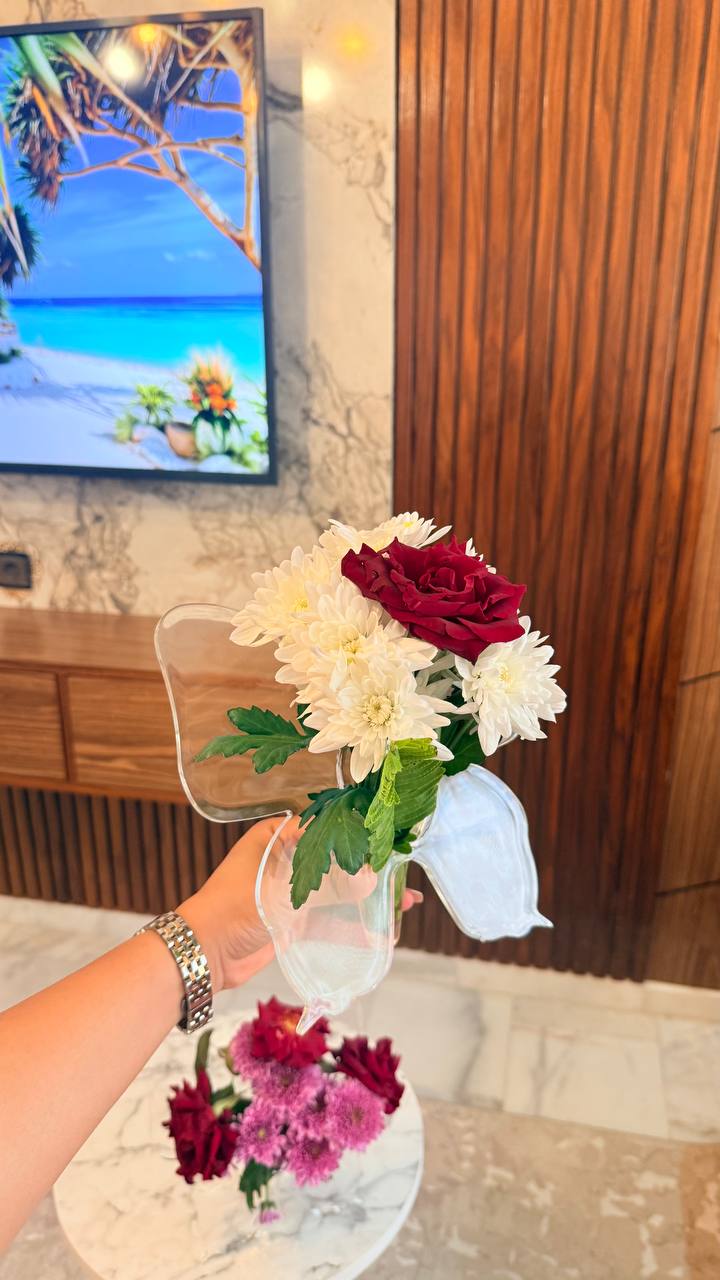 Papillon Cristal – Vase Acrylique Moderne