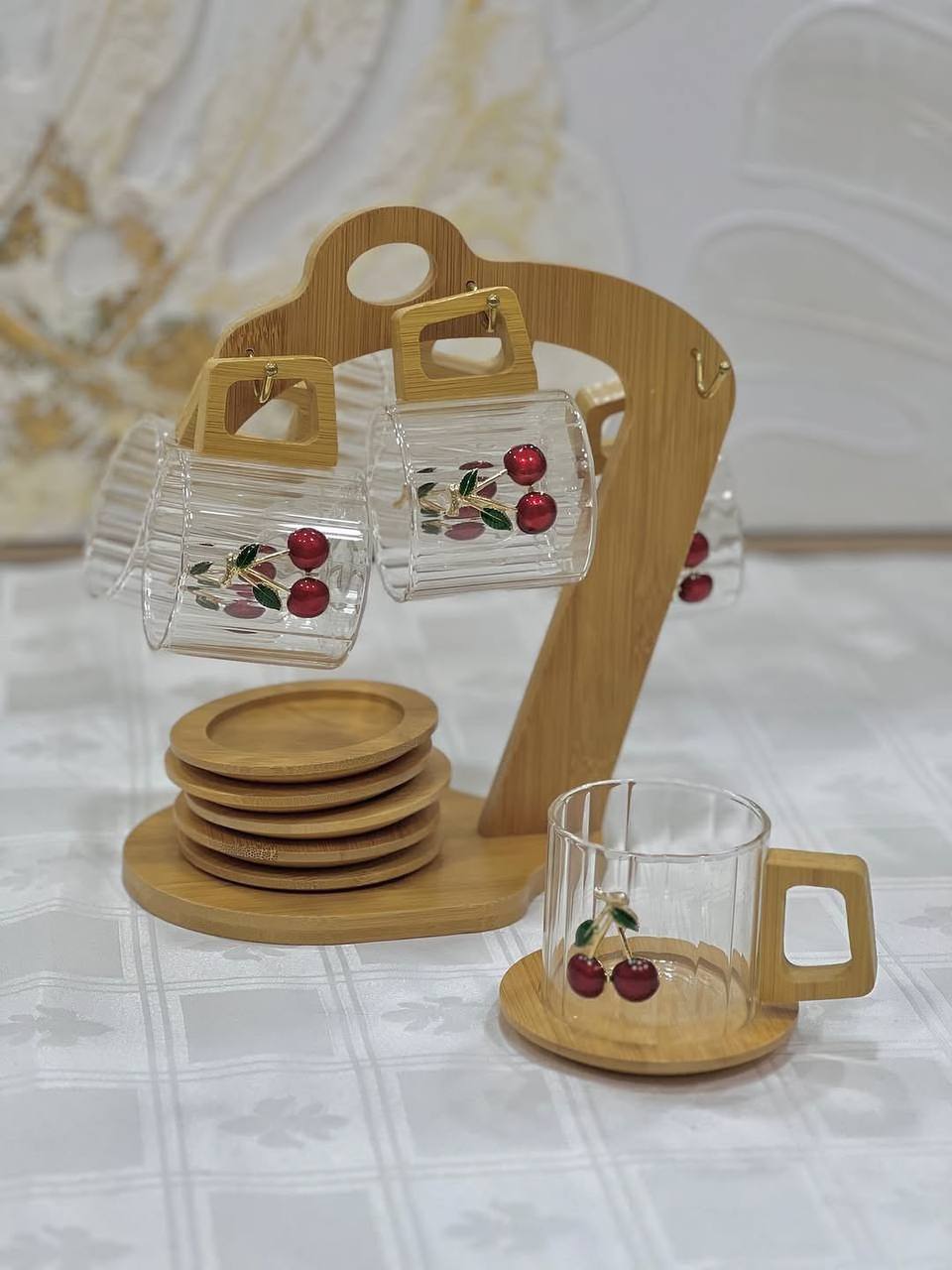 Tasses en verre avec support en bambou
