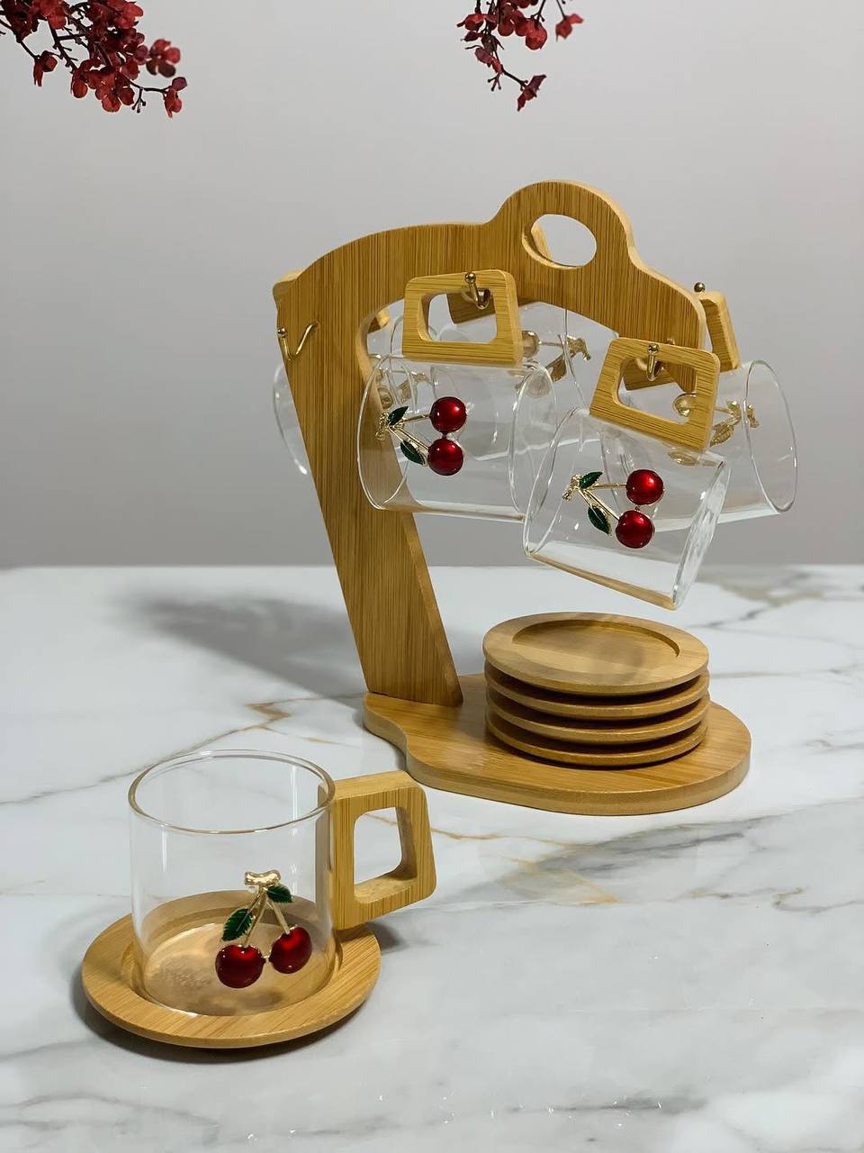 Tasses en verre avec support en bambou